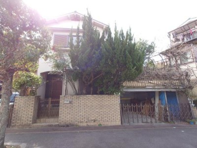 一戸建ての多いエリア、静かで落ち着いた雰囲気
前面道路は歩道も整備され、小さなお子様にも安心