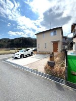 ・パナホーム施工のお家
・太陽光パネル（4.8kW）設置
・平成25年3月新築
・南東角地