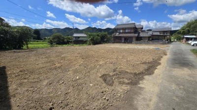 ・広々とした土地です！・山陰本線八木駅まで徒歩22分の利便性！・北向きの公道に面し、広い接道28.74m！・1階建ての建物が建てられます！