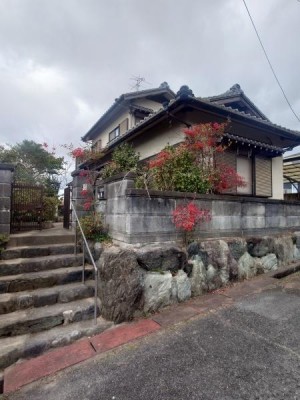 名阪国道　中瀬IC車約3分
桜が丘ニュータウン内