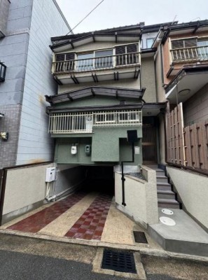 ☆民泊許可申請中
☆車庫あり
☆近鉄東寺駅まで徒歩４分
☆ＪＲ京都駅まで徒歩１４分