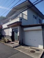 部屋数豊富な9DKの鉄骨造住宅。ご家族それぞれの個室確保や二世帯利用にも対応可能です。駐車スペースは複数台分を確保。ゆとりある住まいをお探しの方におすすめです。